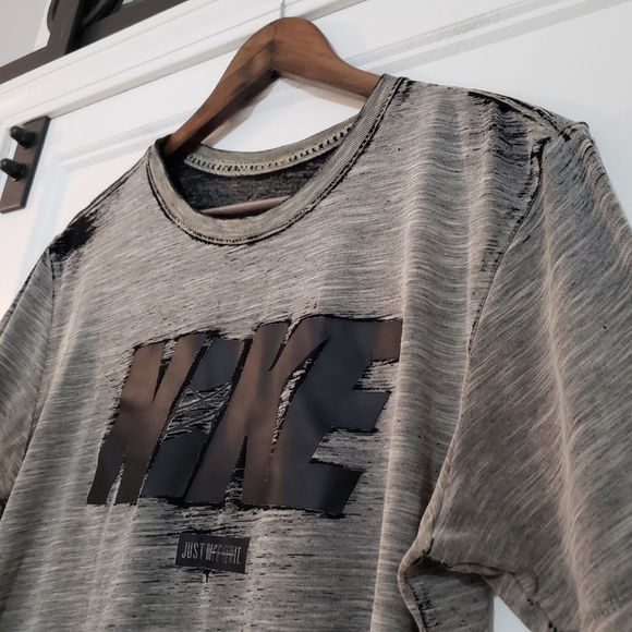 Nike Dri Fit Mens S Distressed Look T Shirt Crew Neck Grey Black Logo Stretch - Picture 5 of 7